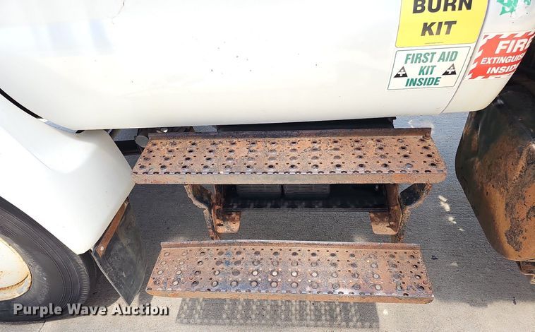 image for item DO2866 2005 Ford F750 Super Duty XL  flatbed truck