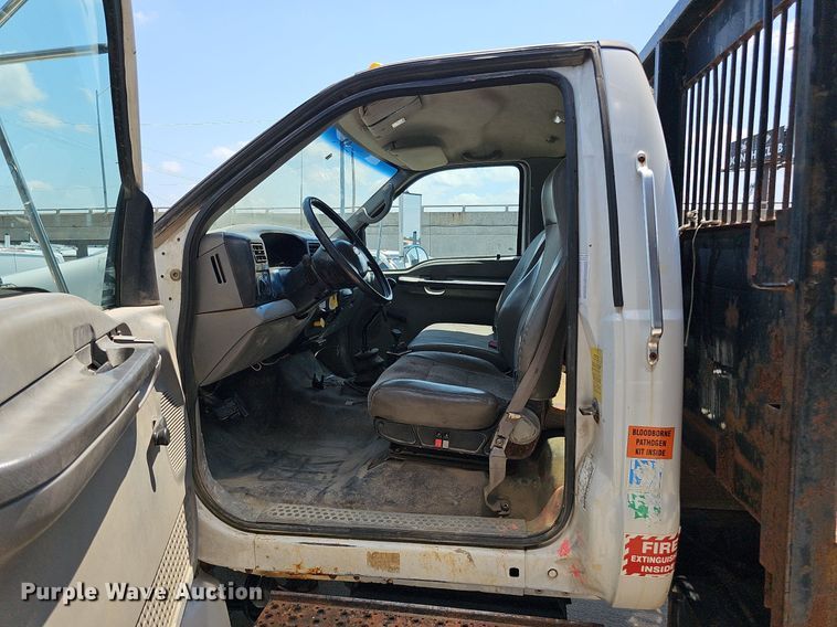 image for item DO2866 2005 Ford F750 Super Duty XL  flatbed truck