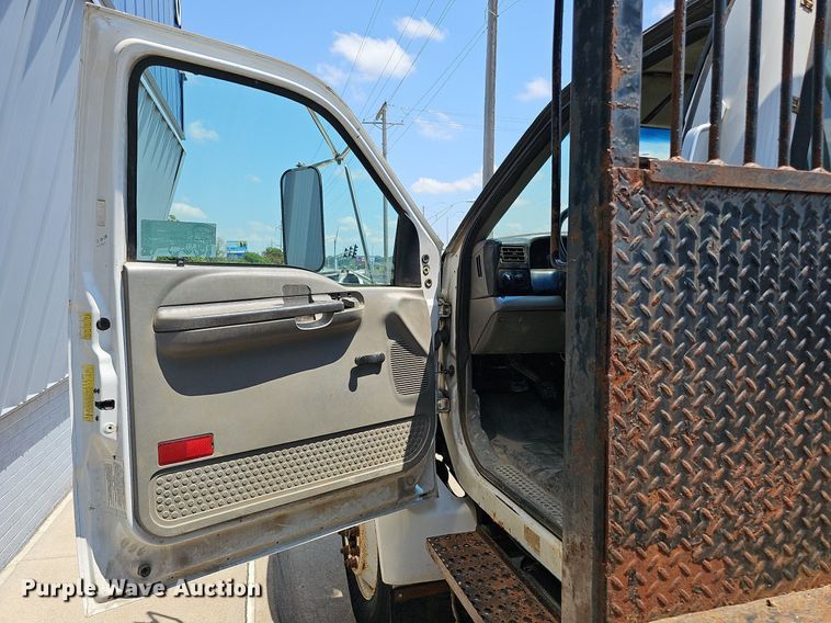 image for item DO2866 2005 Ford F750 Super Duty XL  flatbed truck