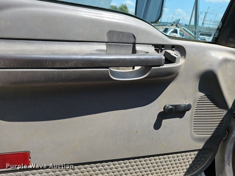 image for item DO2866 2005 Ford F750 Super Duty XL  flatbed truck