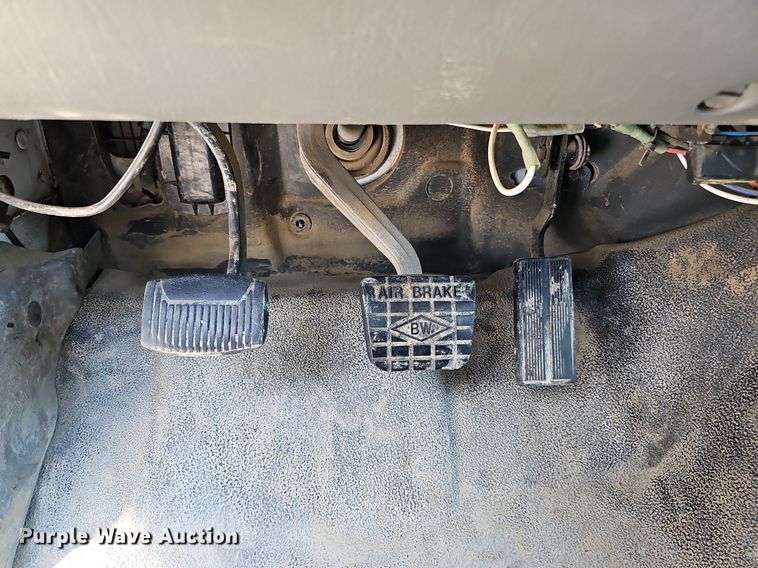 image for item DO2866 2005 Ford F750 Super Duty XL  flatbed truck