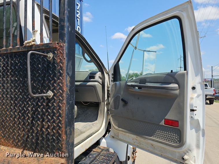 image for item DO2866 2005 Ford F750 Super Duty XL  flatbed truck