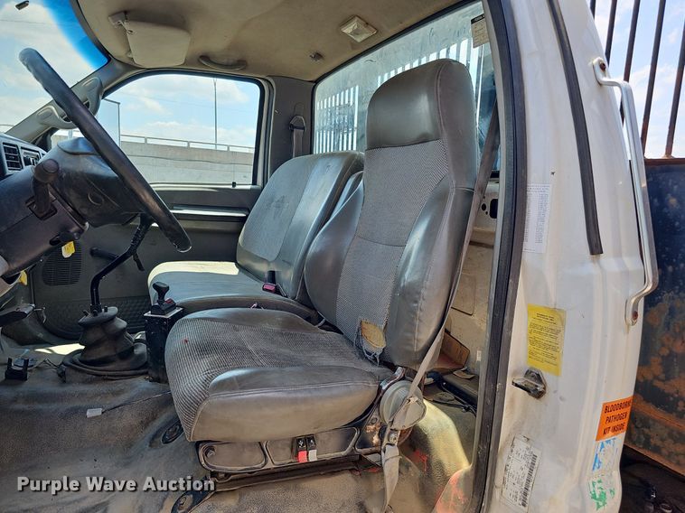 image for item DO2866 2005 Ford F750 Super Duty XL  flatbed truck