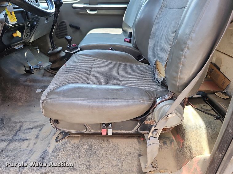 image for item DO2866 2005 Ford F750 Super Duty XL  flatbed truck