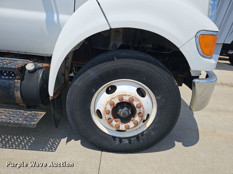 image for item DO2866 2005 Ford F750 Super Duty XL  flatbed truck