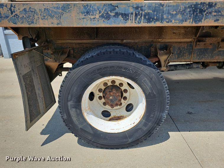 image for item DO2866 2005 Ford F750 Super Duty XL  flatbed truck