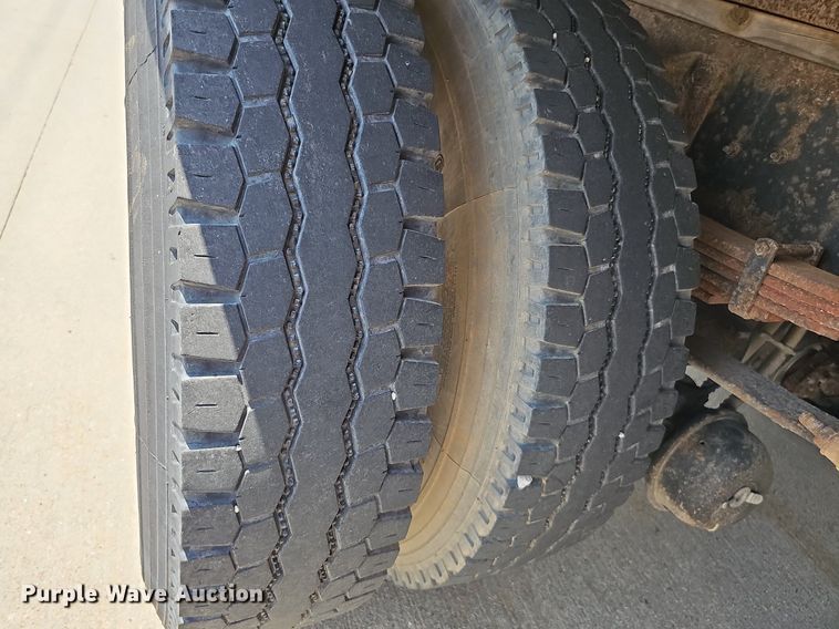 image for item DO2866 2005 Ford F750 Super Duty XL  flatbed truck