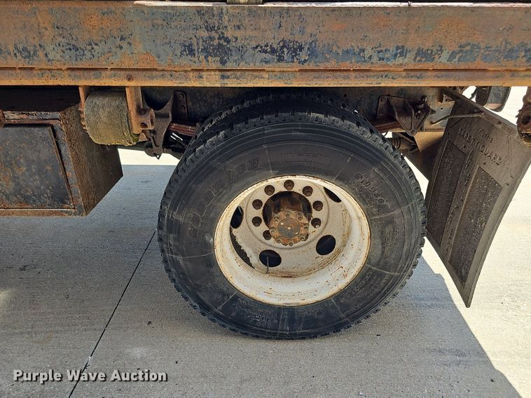 image for item DO2866 2005 Ford F750 Super Duty XL  flatbed truck