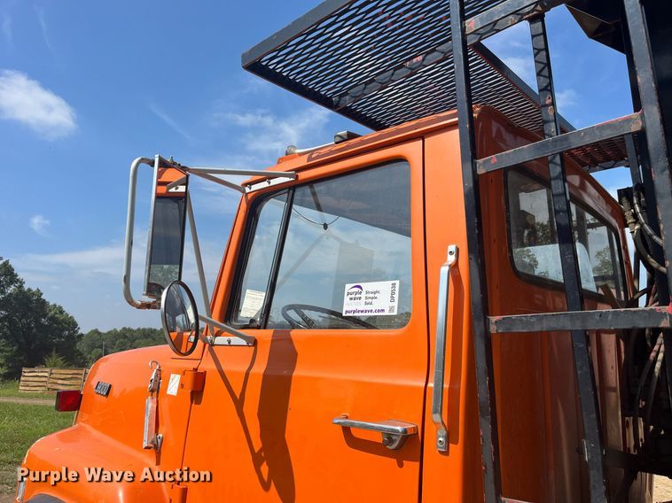 image for item DP0538 1987 Ford L8000  log loader truck