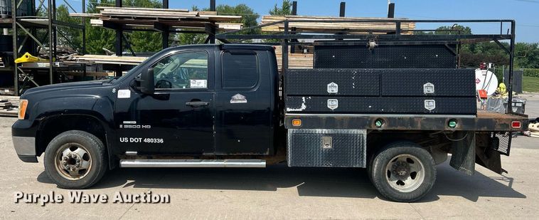 image for item DQ0860 2009 GMC Sierra 3500HD  Ext. Cab flatbed pickup truck