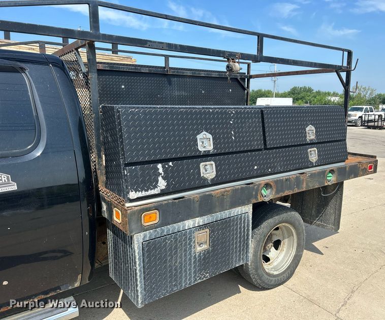 image for item DQ0860 2009 GMC Sierra 3500HD  Ext. Cab flatbed pickup truck