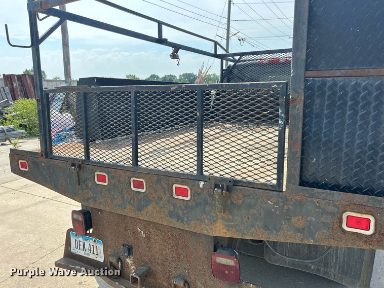 image for item DQ0860 2009 GMC Sierra 3500HD  Ext. Cab flatbed pickup truck