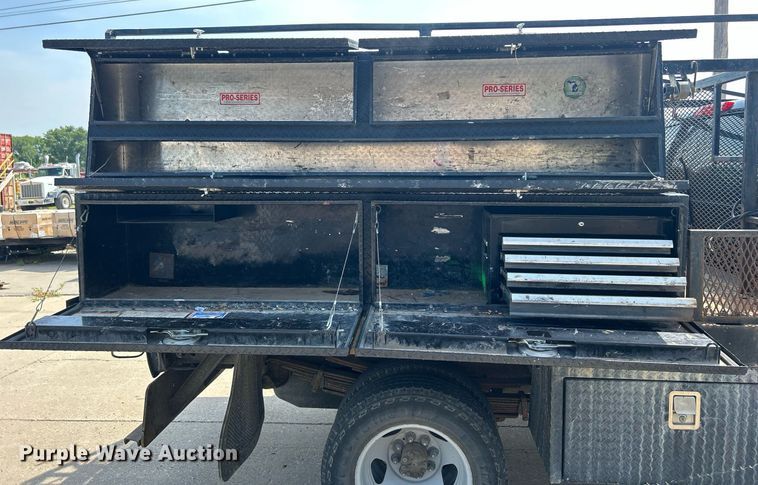 image for item DQ0860 2009 GMC Sierra 3500HD  Ext. Cab flatbed pickup truck