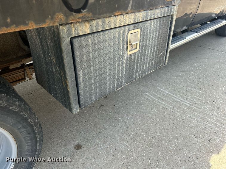 image for item DQ0860 2009 GMC Sierra 3500HD  Ext. Cab flatbed pickup truck