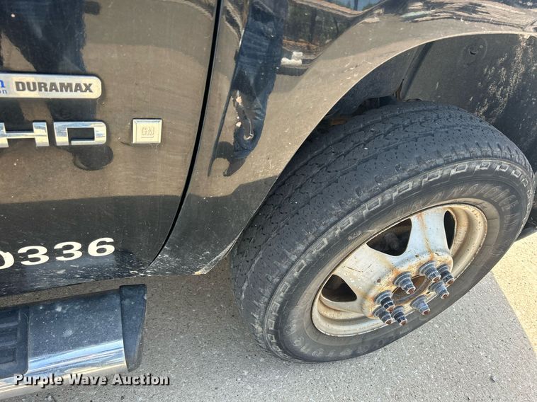 image for item DQ0860 2009 GMC Sierra 3500HD  Ext. Cab flatbed pickup truck