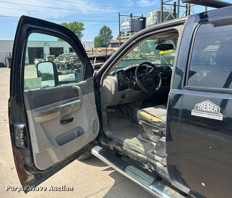 image for item DQ0860 2009 GMC Sierra 3500HD  Ext. Cab flatbed pickup truck