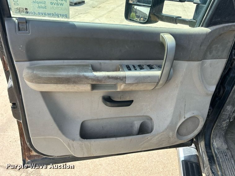 image for item DQ0860 2009 GMC Sierra 3500HD  Ext. Cab flatbed pickup truck