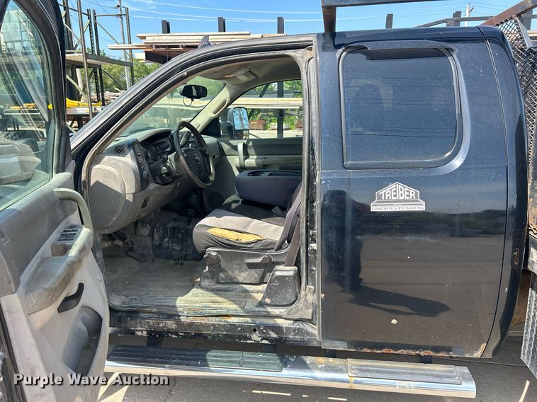 image for item DQ0860 2009 GMC Sierra 3500HD  Ext. Cab flatbed pickup truck