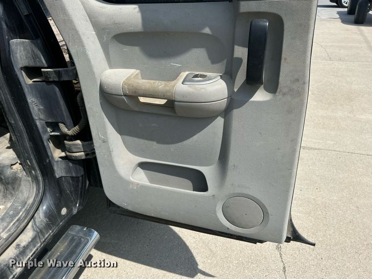 image for item DQ0860 2009 GMC Sierra 3500HD  Ext. Cab flatbed pickup truck