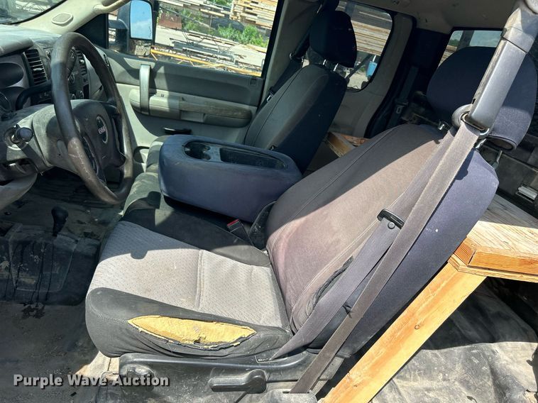 image for item DQ0860 2009 GMC Sierra 3500HD  Ext. Cab flatbed pickup truck