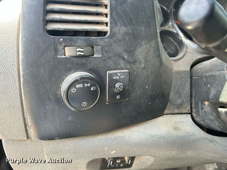 image for item DQ0860 2009 GMC Sierra 3500HD  Ext. Cab flatbed pickup truck