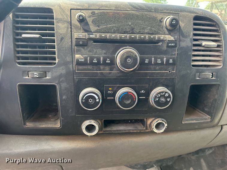 image for item DQ0860 2009 GMC Sierra 3500HD  Ext. Cab flatbed pickup truck