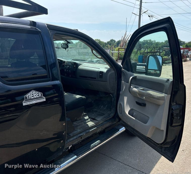 image for item DQ0860 2009 GMC Sierra 3500HD  Ext. Cab flatbed pickup truck