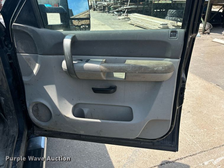 image for item DQ0860 2009 GMC Sierra 3500HD  Ext. Cab flatbed pickup truck