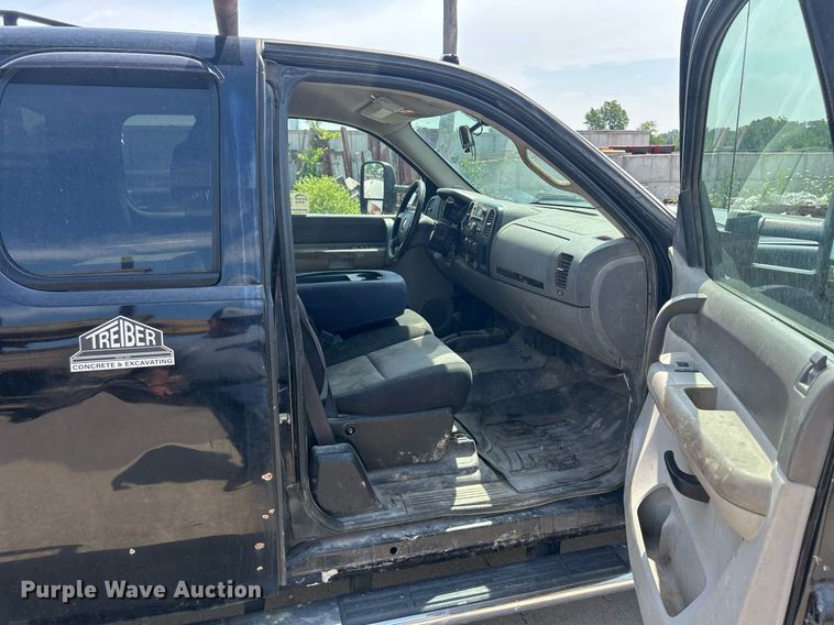 image for item DQ0860 2009 GMC Sierra 3500HD  Ext. Cab flatbed pickup truck