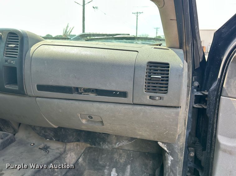 image for item DQ0860 2009 GMC Sierra 3500HD  Ext. Cab flatbed pickup truck