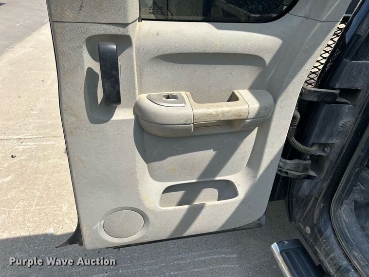 image for item DQ0860 2009 GMC Sierra 3500HD  Ext. Cab flatbed pickup truck