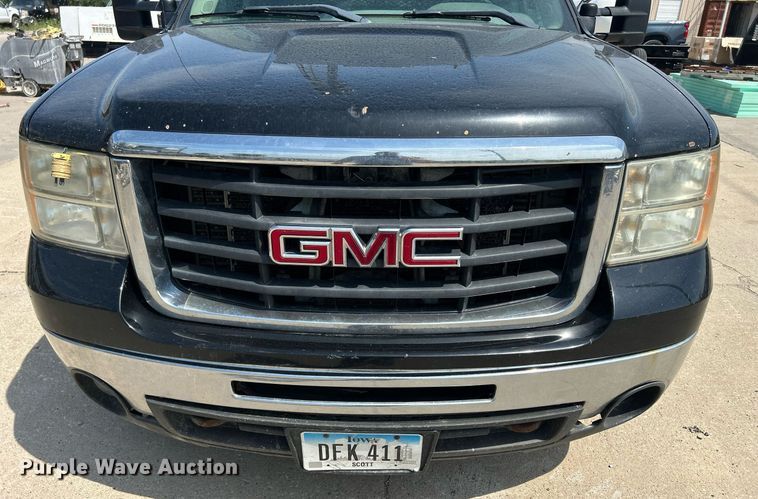 image for item DQ0860 2009 GMC Sierra 3500HD  Ext. Cab flatbed pickup truck