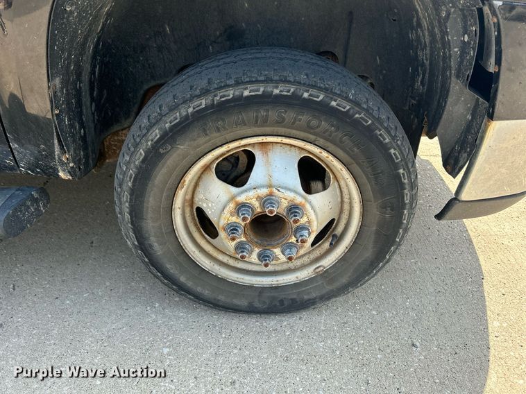 image for item DQ0860 2009 GMC Sierra 3500HD  Ext. Cab flatbed pickup truck