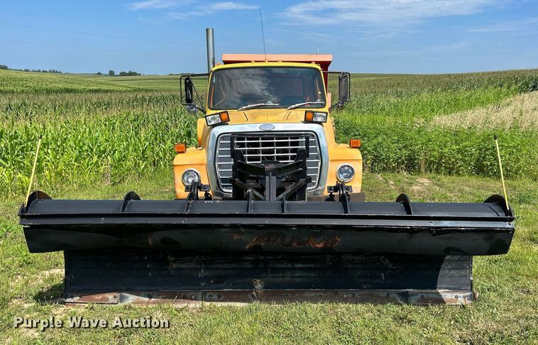 image for item DQ0867 1986 Ford L8000  dump truck
