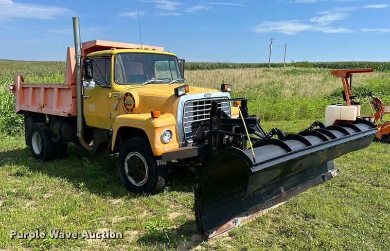 image for item DQ0867 1986 Ford L8000  dump truck