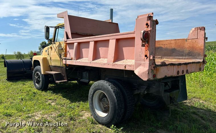 image for item DQ0867 1986 Ford L8000  dump truck