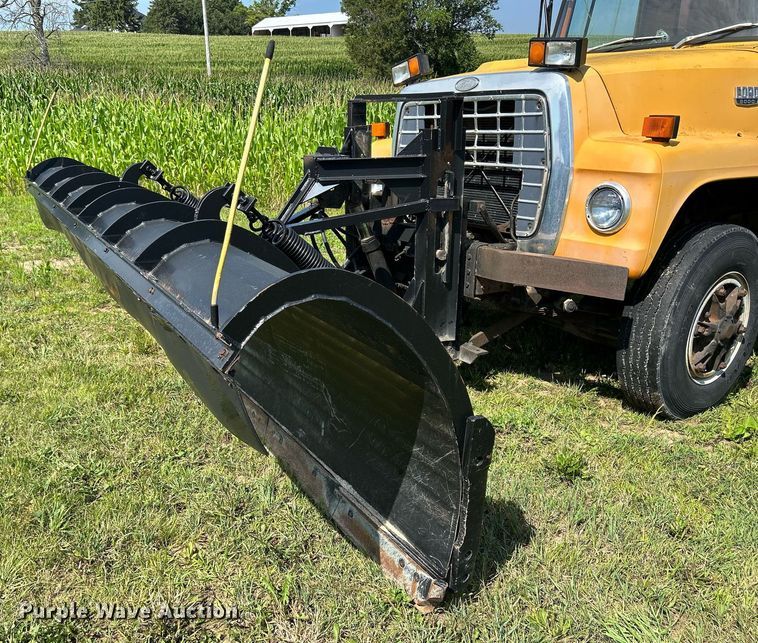 image for item DQ0867 1986 Ford L8000  dump truck