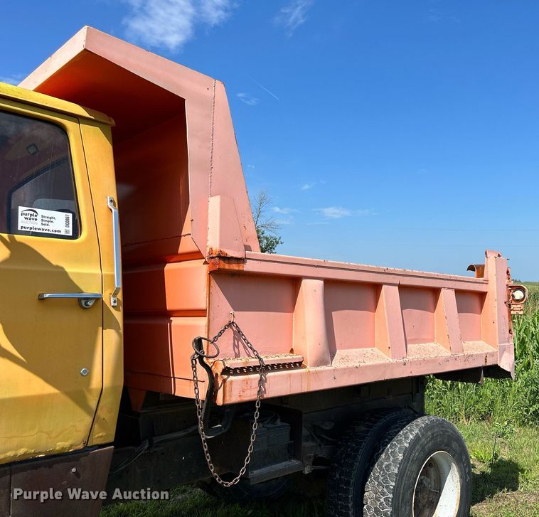 image for item DQ0867 1986 Ford L8000  dump truck