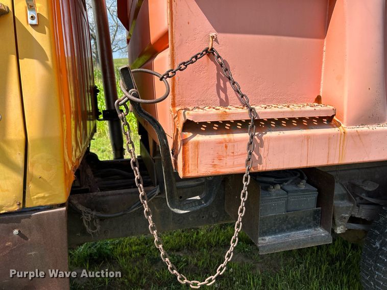 image for item DQ0867 1986 Ford L8000  dump truck