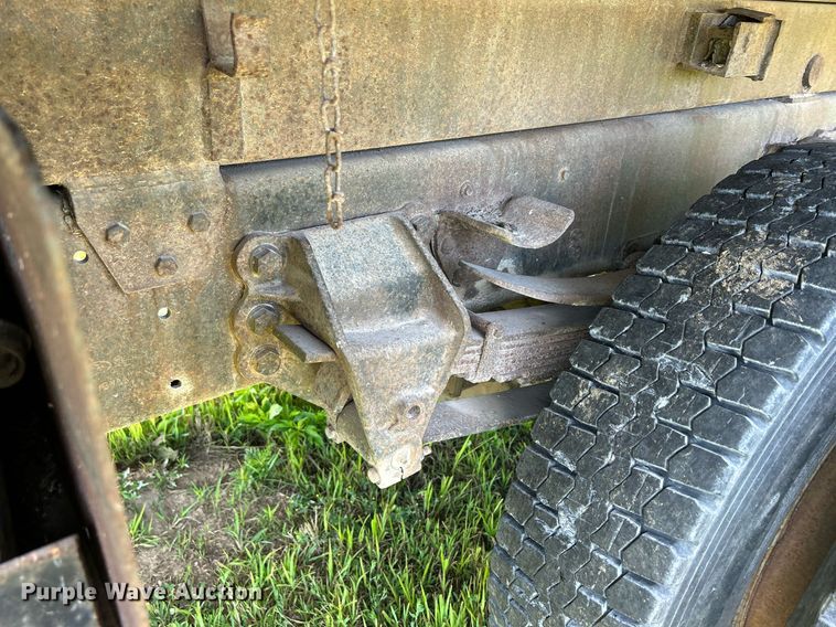 image for item DQ0867 1986 Ford L8000  dump truck