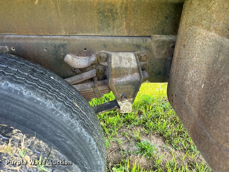 image for item DQ0867 1986 Ford L8000  dump truck