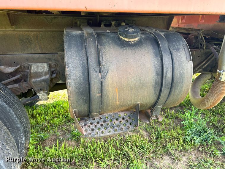 image for item DQ0867 1986 Ford L8000  dump truck