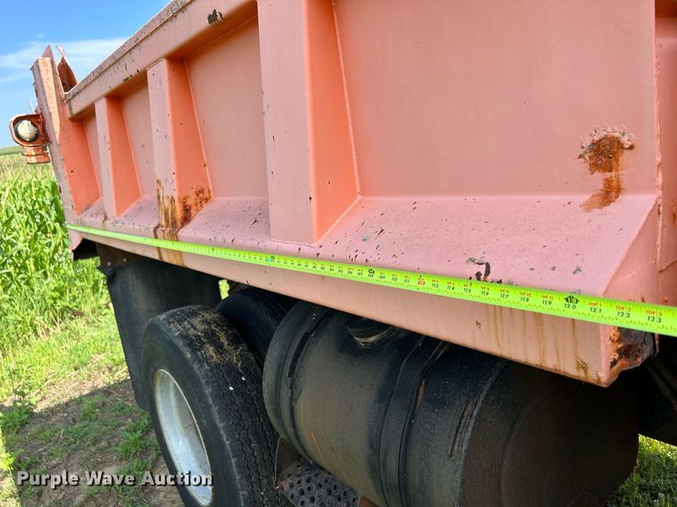 image for item DQ0867 1986 Ford L8000  dump truck