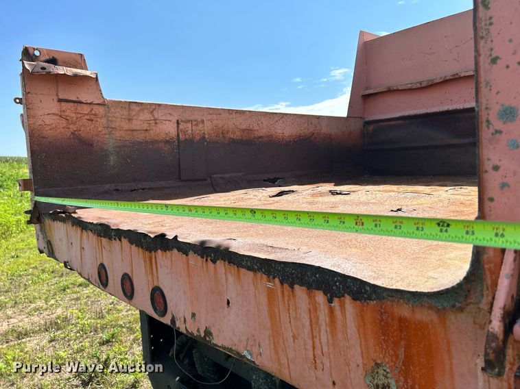 image for item DQ0867 1986 Ford L8000  dump truck