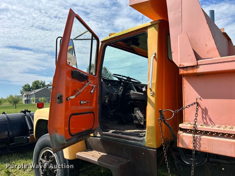 image for item DQ0867 1986 Ford L8000  dump truck