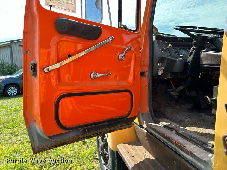 image for item DQ0867 1986 Ford L8000  dump truck