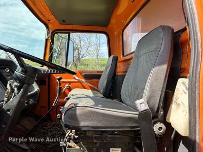 image for item DQ0867 1986 Ford L8000  dump truck