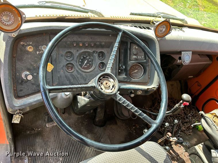 image for item DQ0867 1986 Ford L8000  dump truck