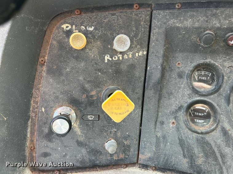 image for item DQ0867 1986 Ford L8000  dump truck