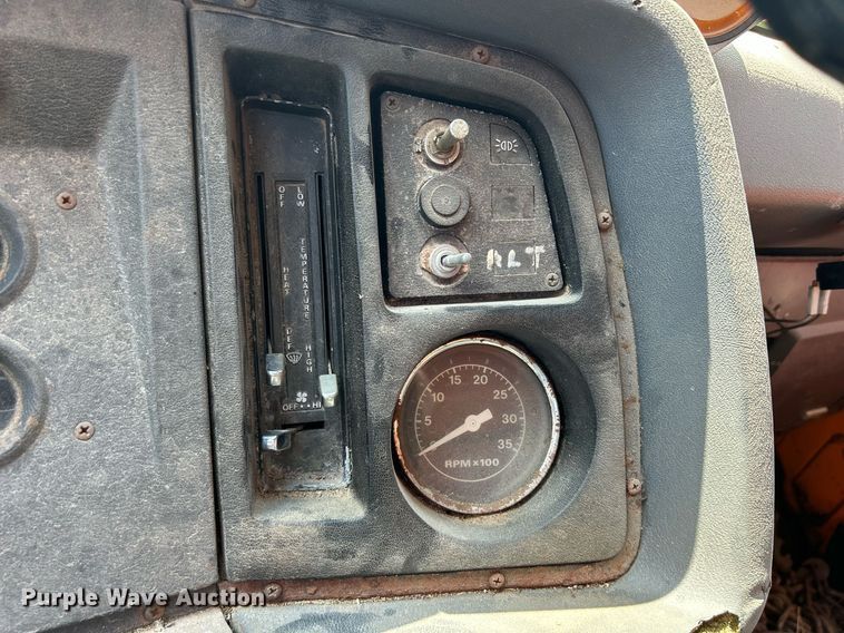 image for item DQ0867 1986 Ford L8000  dump truck